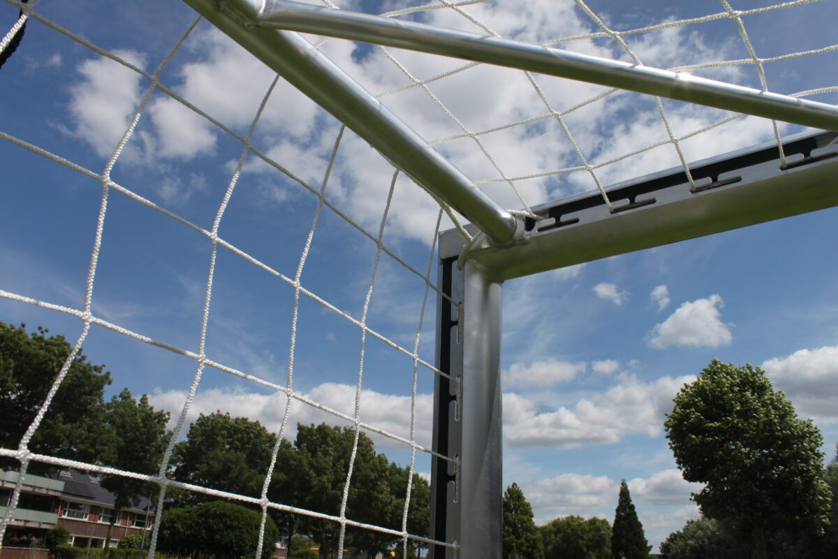 Nieuw: professioneel pupillen voetbaldoel JVD190 met haakloze netbevestiging 3 Detail van de schoorverbinding in de bovenhoek van het Pupillen voetbaldoel JVD190 5×2 meter